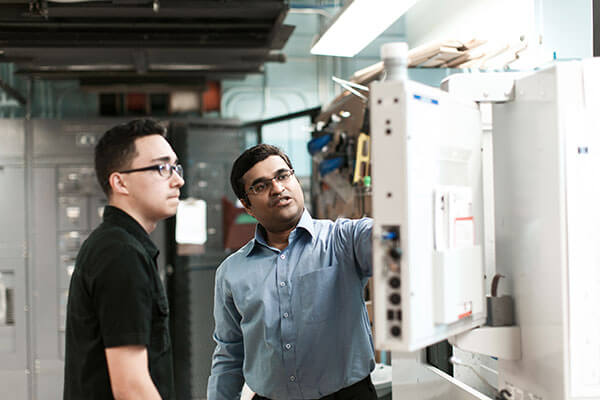 Gopalakrishnan Easwaran, Ph.D., instructs a student in the engineering lab.