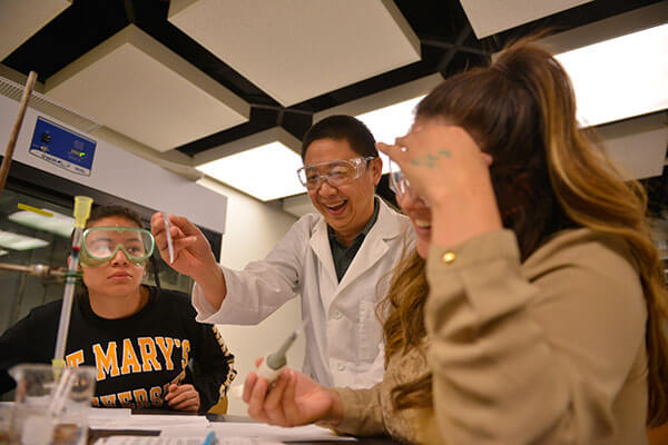 Xinghai Chen, Ph.D., demonstrates a Biochemistry lab.
