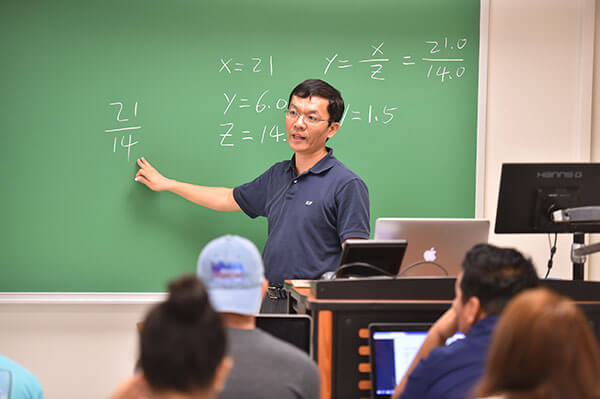 Wenbin Luo, Ph.D., teaches a Computer Engineering class.