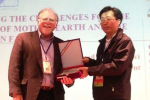 Dr. Larry Hufford receives an award in Taiwan