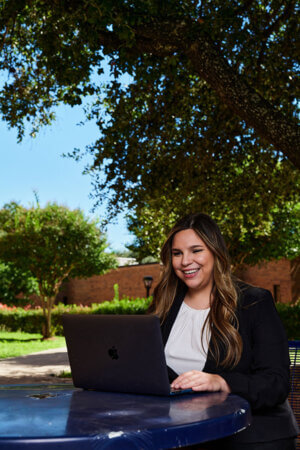 Een rechtenstudent studeert online aan de St. Mary's University School of Law.