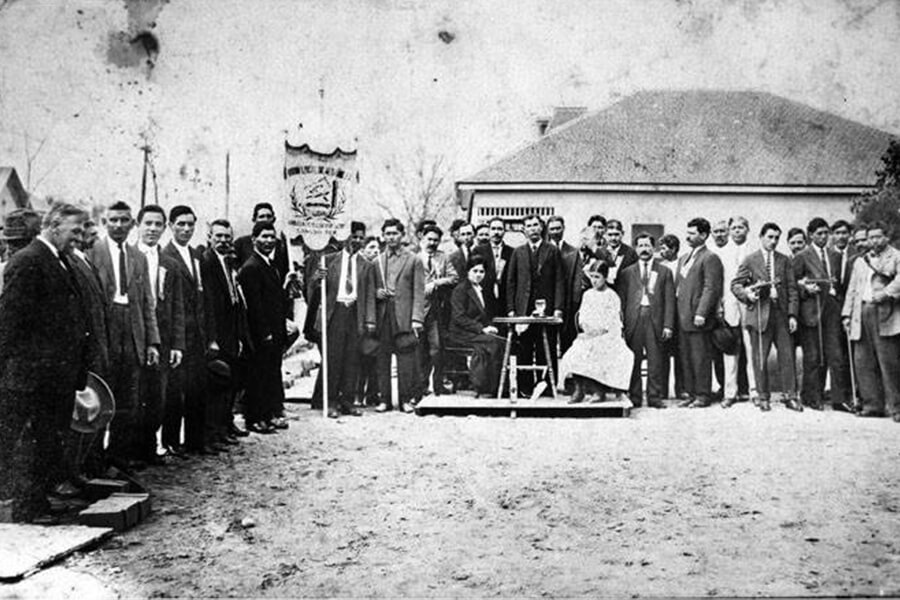 Photograph shows members of the Union of Stone Masons and Bricklayers (Union Local de Albaniles). On the platform are (l. to r.): Jovita Idár, Professor Simon Dominguez, and his daughter, circa 1915. Courtesy UTSA Libraries Special Collections