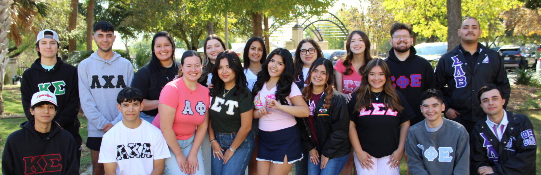 A group of fraternities and sororities take a photo together.