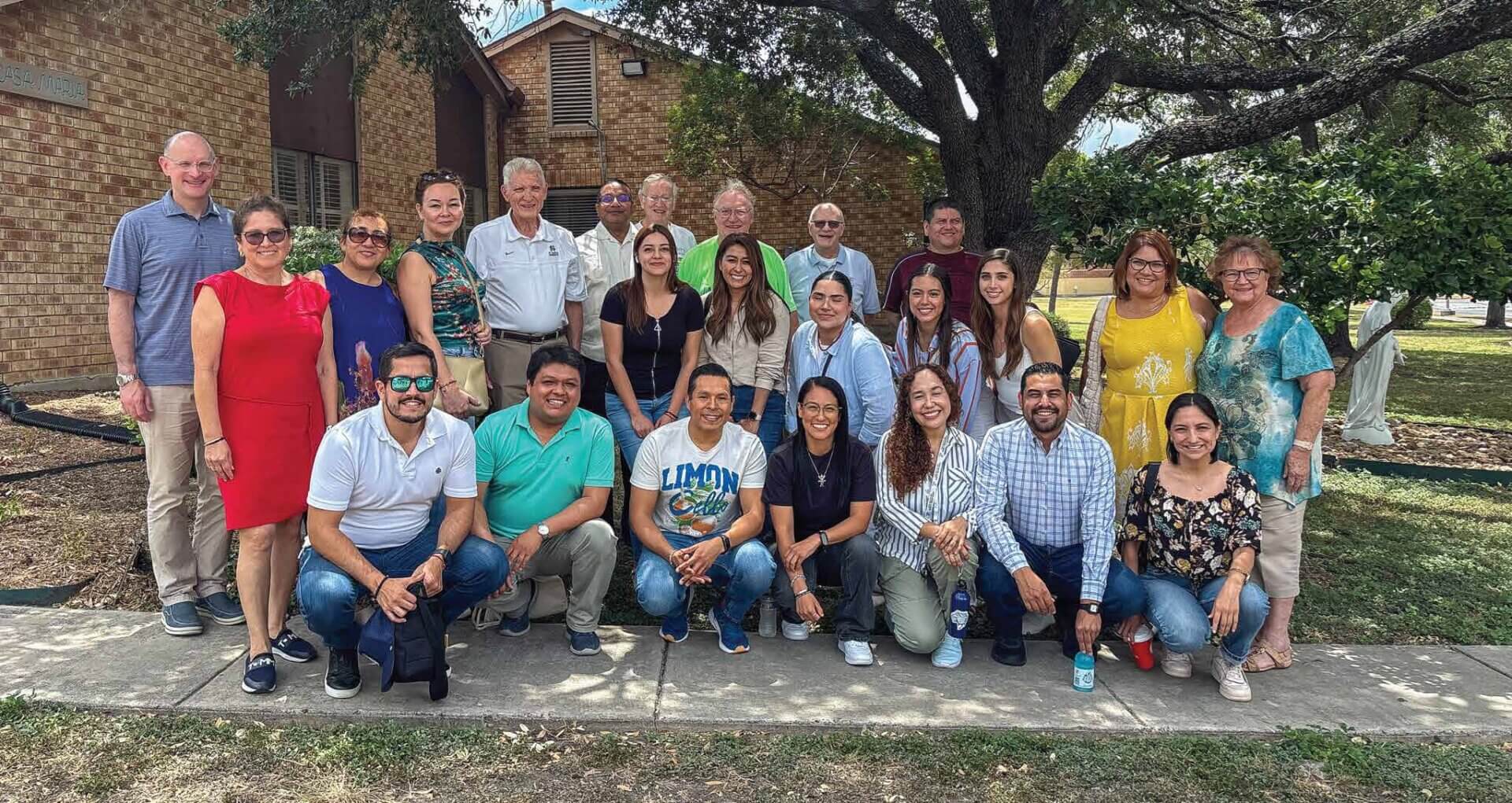 Group photo in front of the Casa Maria Residence