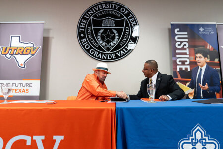 UTRGV President Guy Bailey, left, shakes the hand of �պ�����'s President Winston Erevelles at the MOU signing for the Rio Grande Valley Legal Hub.