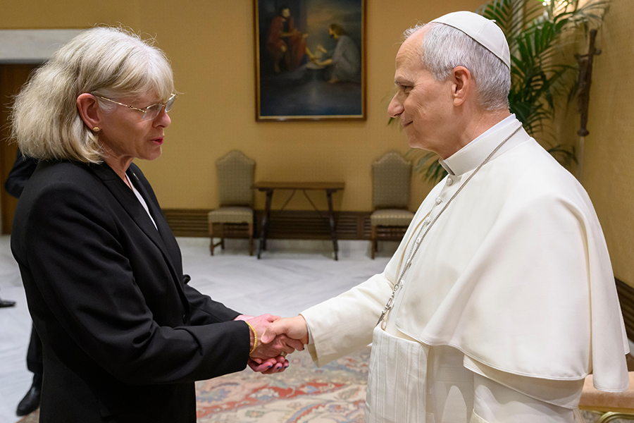 Chris Erevelles, M.D., greets Pope Leo XIV in the Vatican. © Vatican Media