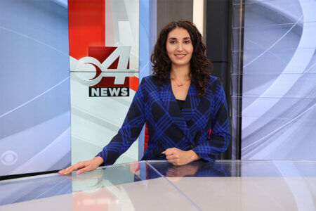 Tawny Davis at the anchor desk for KVEO TV in the Rio Grande Valley.